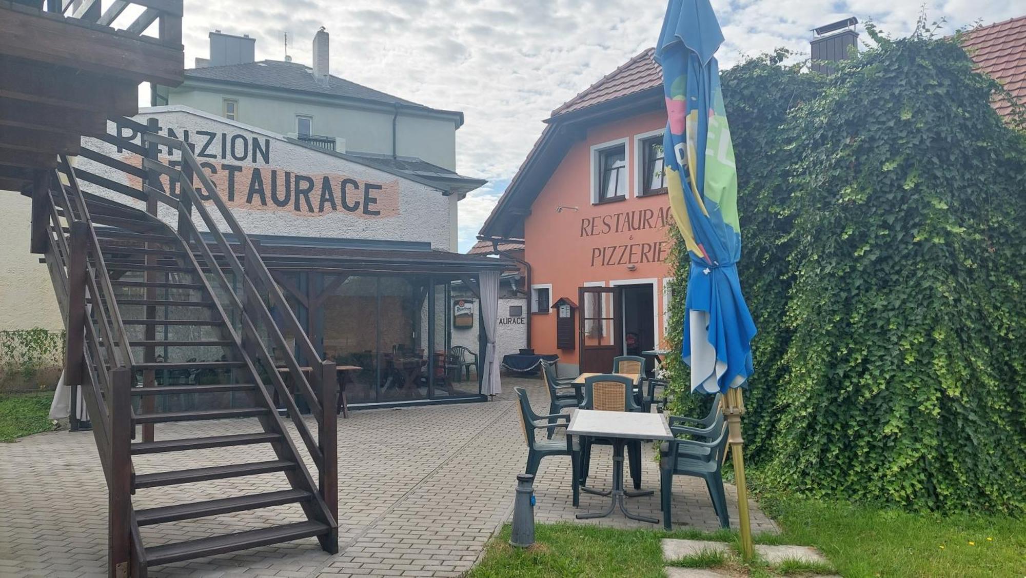 Penzion A Restaurace U Strnada Klatovy Kültér fotó